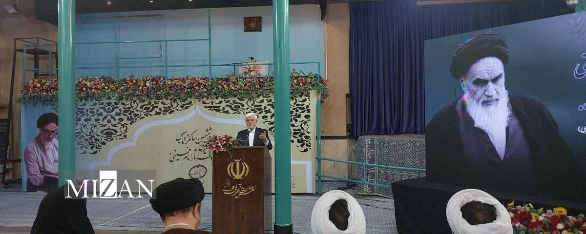 عارف: تفکر امام به ما می آموزد که به هیچ وجه نباید تسلیم شد