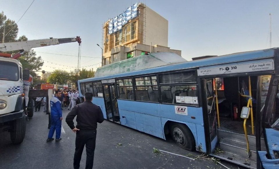 تصادف شدید اتوبوس در میدان شهدا/ یک نفر فوت و ۶ نفر مصدوم شدند