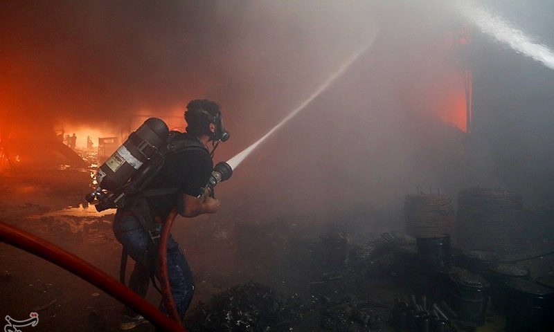 مصدومیت سطحی 3 نفر در حادثه آتش‌سوزی شادآباد