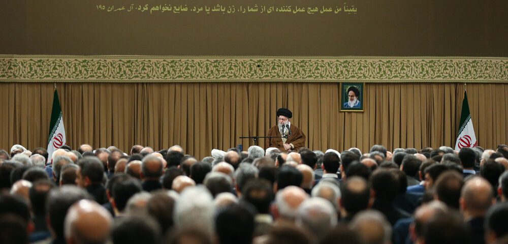 دیدار فعالان اقتصادی با حضرت آیت‌الله خامنه‌ای محور سخنان فعالان