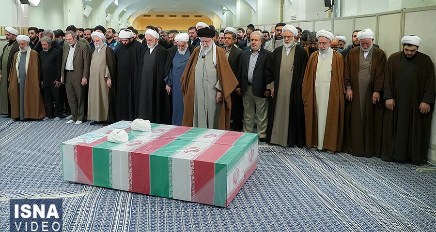 ویدیو اقامه نماز رهبر انقلاب بر پیکر شهدای عدالت